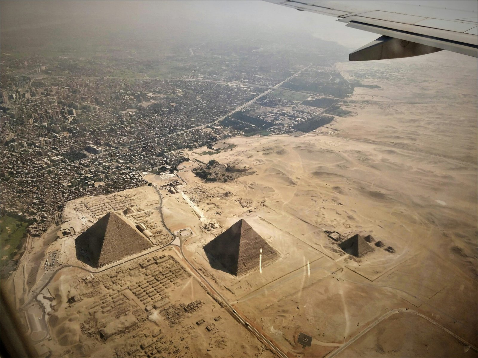Just passing by Cairo, while landing.
I slept most of the flight Beirut-Cairo but I woke up just in time to face 4000 years of history.